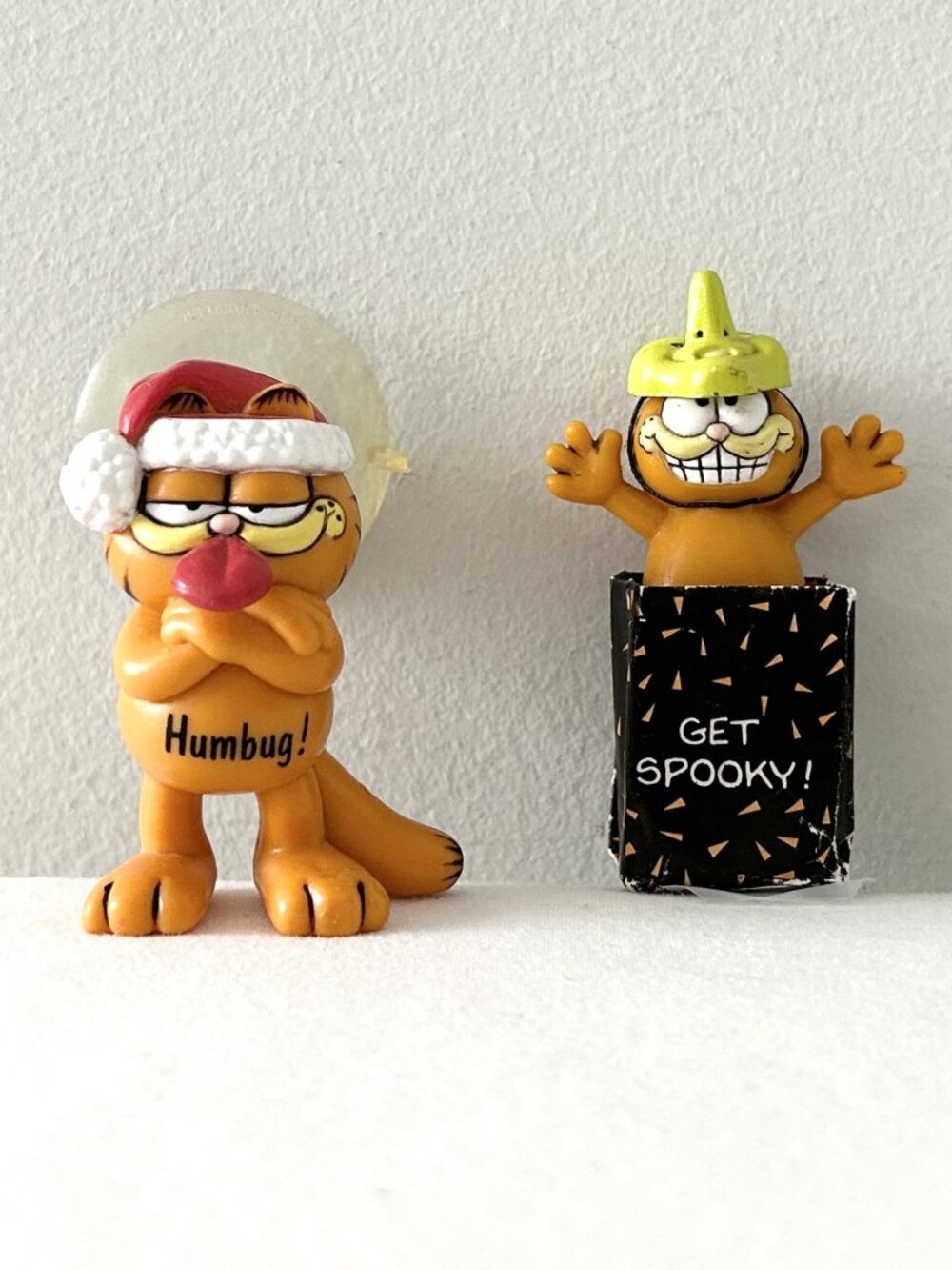 2 GARFIELD Holiday PVC Halloween Get Spooky Pin Humbug Xmas Suction Window Cling